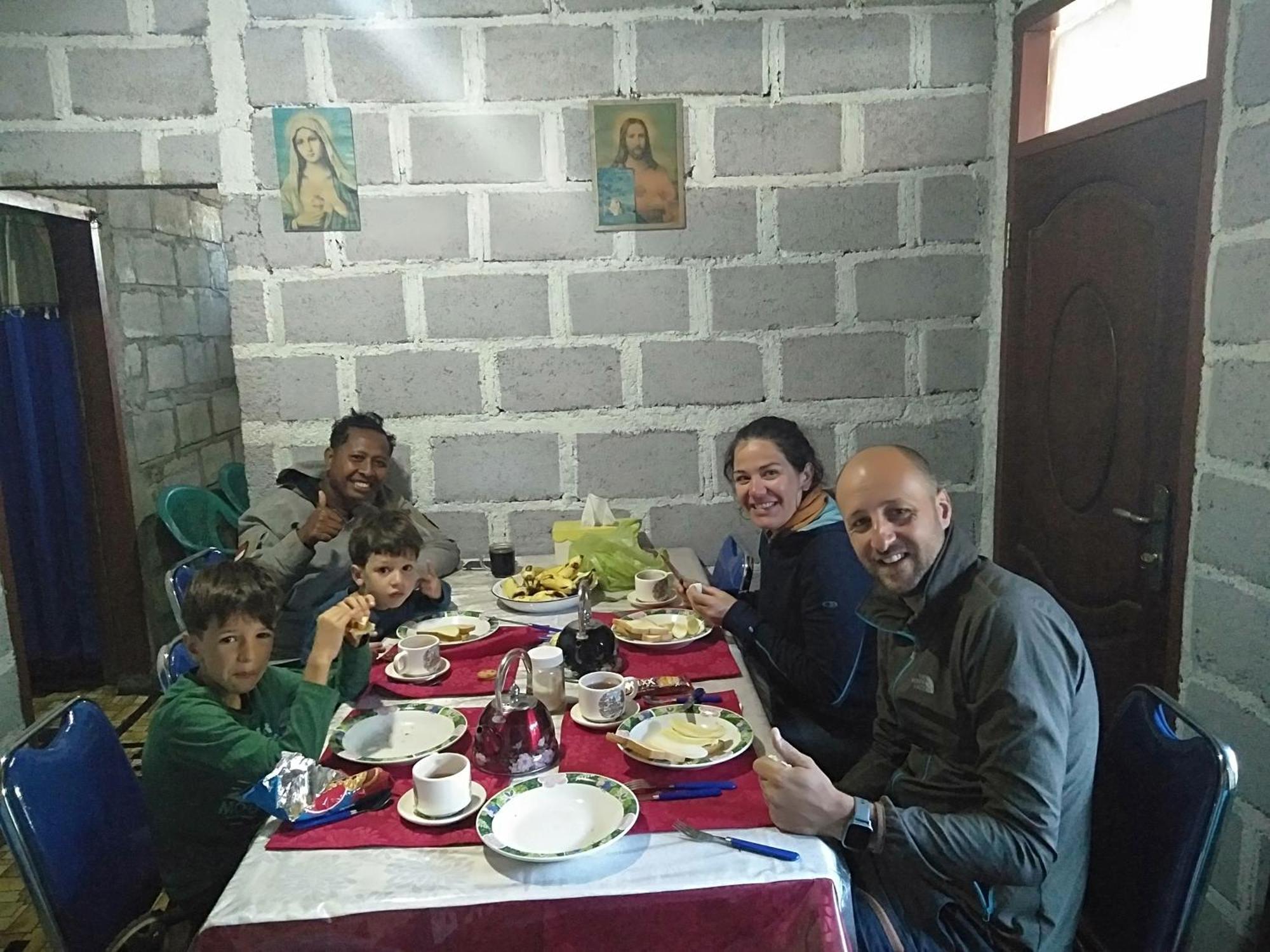 Arnolds Familly Homestay Bajawa Δωμάτιο φωτογραφία